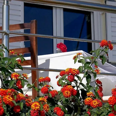 فندق مبيت وإفطار Perivolos 4*