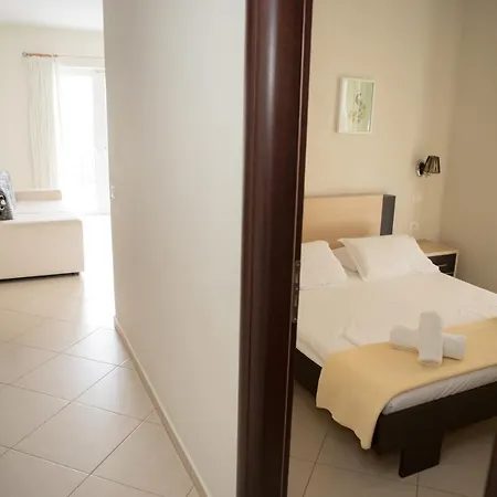 לינה וארוחת בוקר Perivolos 4*